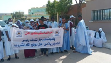 صورة “اسقوا كورجل” أمام القصر  الرئاسي والشرطة تتدخل