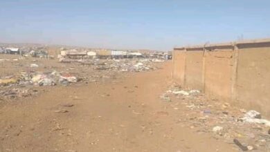 صورة كيفه : القمامة تحاصر هذه الثانوية فأين البلدية ؟