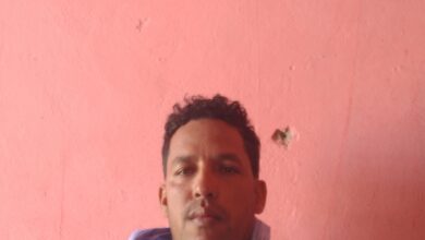 صورة كيفه / اسلم ولد محمد نوح يشكر أحد نواب المقاطعة