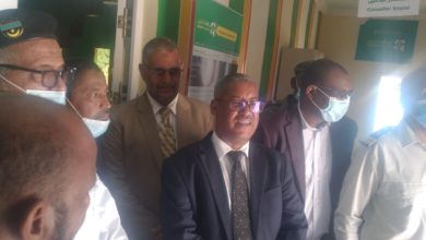 صورة كيفه / الوالي في زيارة تفقدية لشباك التشغيل