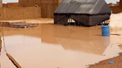 صورة اغورط / السلطات الجهوية والبلدية في زيارة إلى أماكن جريان مياه الوادي حيث تضررت بعض الأسر يوم أمس