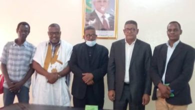 صورة نقيب الصحفيين الموريتاتيين في زيارة إلى إتحاد المسرحيين