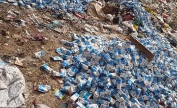 صورة العثور على 6 أطنان من الألبان المعلبة مرمية في أحد شوارع نواكشوط