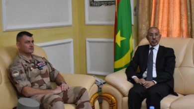 صورة وزير الدفاع يستقبل قائد القوات الفرنسية في مالي ( باراخان )