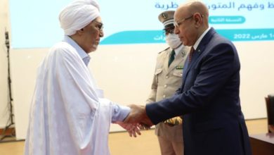 صورة رئيس الجمهورية يوشح العلامة محمد المختار ولد أباه