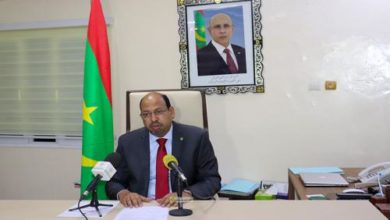 صورة وزير الوظيفة العمومية يستلم العرائض المطلبية بمناسبة عيد العمال