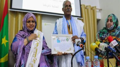 صورة رابطة المستشارين الجهويين تكرم رئيسة جهة نواكشزط السيدة فاطمة بنت عبد المالك