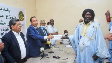 صورة بلدية تفرغ زينه توزع مبالغ مالية على الأسر الفقيرة ضمن عملية أطلقت عليها  ” فرحة العيد “