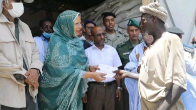 صورة مفوضة الأمن الغذائي تعطي إشارة إنطلاق برنامج التوزيعات الغذائية المجانية