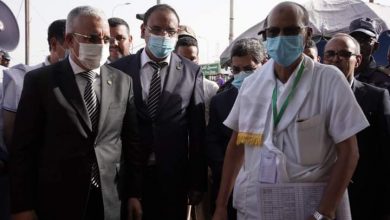صورة وزير الصحة رفقة الأمين العام لوزارة الداخلية و اللامركزية يتفقدان سير عملية التلقيح 