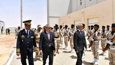 صورة وزير الدفاع الوطني يستقبل فرقة الإنقاذ
