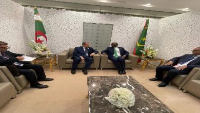 صورة ولد مرزوك يجري مباحثات مع وزير التجارة الجزائري 