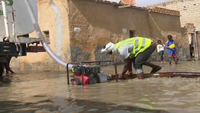 صورة والي انشيري تشرف على توزيع بعض المساعدات على المتضررين من مياه الأمطار