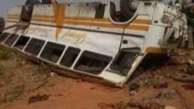 صورة ثلاث وفيات إثر انقلاب حافلة نقل كبيرة على طريق الأمل بين نواكشوط بوتلميت