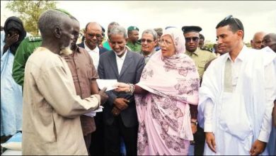 صورة مفوضة الأمن الغذائي تشرف على توزيع 350 طن من المواد الغذائية على سكان الشريط الحدودي في الحوض الشرقي 