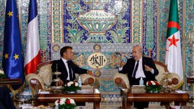 صورة الرئيس الفرنسي يصل الجزائر في زيارة رسمية