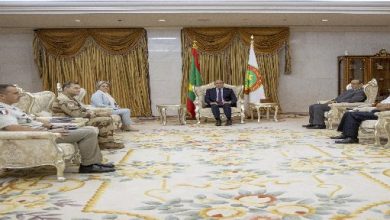 صورة رئيس الجمهورية يستقبل القائد العام لقوات برخان الذي يزور موريتانيا حاليا