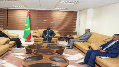 صورة وزير الثقافة يجري لقاء في مكتبه مع السفير الصيني المعتمد في موريتانيا