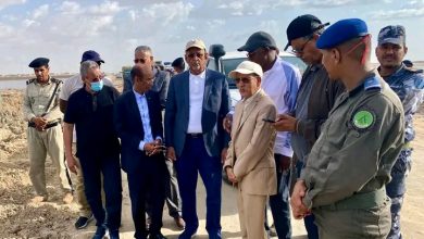 صورة وزير المياه والصرف الصحي يتفقد عمليات شفط المياه عن بعض أحياء العاصمة