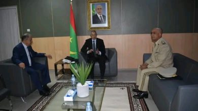 صورة وزير الدفاع الوطني السيد حننه ولد سيدي يستقبل السفير الجزائري