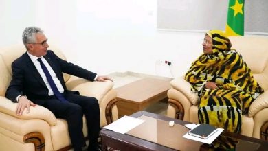 صورة مفوضة الأمن الغذائي السيدة فاطمة بنت خطري تستقبل في مكتبها السفير الفرنسي