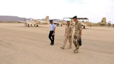 صورة الملحق العسكري الألماني في زيارة للقاعدة الجوية في أطار