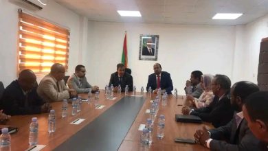 صورة وزير التنمية الحيوانية المعين يتسلم مهامه من سلفه 