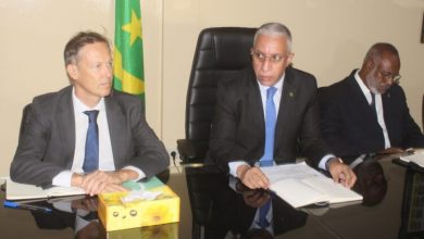 صورة وزير الصحة المختار ولد داهي يترأس إجتماعا بالشركاء الفنيين و الماليين لقطاعه 