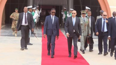 صورة رئيس الجمهورية يتوجه إلى غينيا الإستوائية في زيارة رسمية ( الوفد المرافق  )