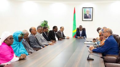 صورة الوزير الأول يستقبل رئيس و أعضاء اللجنة الوطنية للإنتخابات المستقيلة