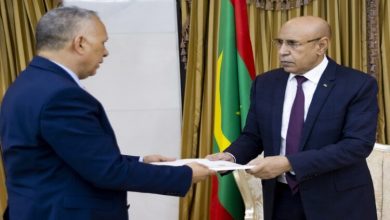 صورة رئيس الجمهورية يتسلم التقرير السنوي للجنة الوطنية لحقوق الإنسان  