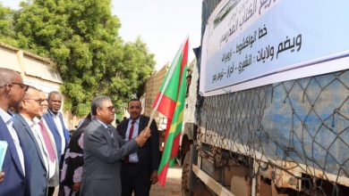 صورة وزير التهذيب الوطني يعطي إشارة إنطلاق قوافل الكتب المدرسية إلى الولايات الداخلية 