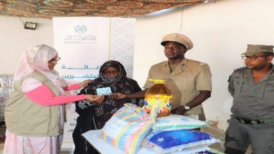 صورة مكتب رابطة العالم الإسلامي يوزع 1000 سلة غذائية على المتضررين من الأمطار في مقاطعة الميناء 