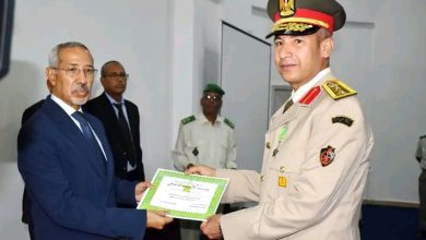 صورة وزير الدفاع الوطني يوشح الضباط المصريين المؤطرين في كلية الدفاع