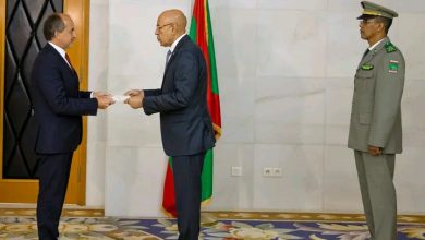 صورة رئيس الجمهورية يتسلم أوراق إعتماد السفير الفرنسي الجديد لدى الجمهورية الإسلامية الموريتانية 
