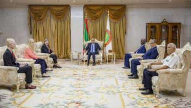 صورة رئيس الجمهورية يستقبل بعثة من البنك الدولي 