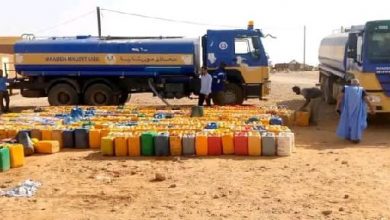 صورة شركة معادن موريتانيا توزع 50 طنا من الماء الصالح  للشرب بضواحي أزويرات 