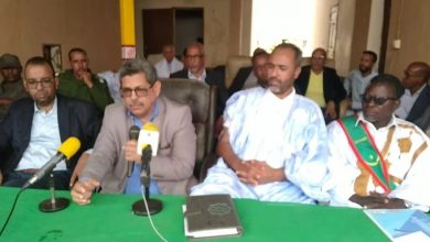 صورة أغورط/ العمدة السيد المصطفى ولد أسويلك على رأس مستقبلي الوالي في زيارته للبلدية