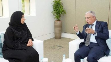 صورة وزير الصحة يجري مباحثات مع نظيرته القطرية بالدوحة 