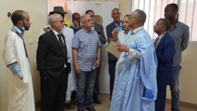 صورة وزير الصحة يؤدي زيارة  لمركز  استطباب مدينة أطار قيد الإنشاء 