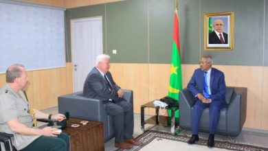 صورة وزير الدفاع الوطني يستقبل السفير لبريطاني المعتمد لدى موريتانيا 