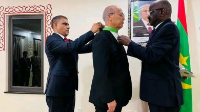 صورة ولد مرزوك يوشح سفير إمبراطورية اليابان بمناسبة إنتهاء مهمته 