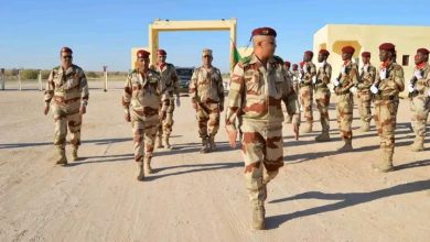 صورة قائد أركان القوات الخاصة يشرف على تبادل المهام في كتيبة الصاعقة الثانية