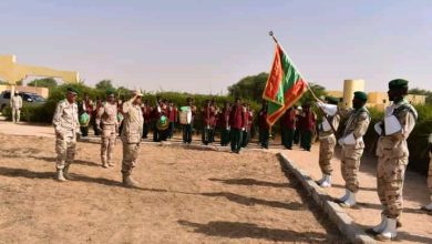 صورة قائد الأركان العامة للجيوش المساعد يشرف على تبادل بالمنطقة العسكرية السادسة