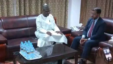 صورة وزير الشؤون الإسلامية يستقبل في مكتبه سفير غامبيا