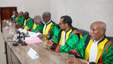 صورة أعضاء اللجنة المستقلة للانتخابات بؤدون اليمين القانونية 