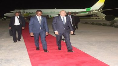 صورة رئيس الجمهورية يعود الى نواكشوط قادما من تونس 