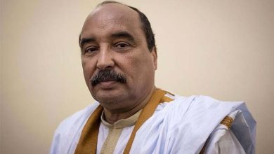 صورة ولد عبد العزيز يعود إلى نواكشوط قادما من فرنسا 