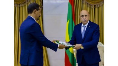 صورة ولد مدو يسلم رئيس الجمهورية التقرير السنوي للسلطة العليا للصحافة والسمعيات البصرية