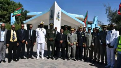 صورة قائد الأركان العامة للجيوش ونظيره السنغالي يؤديان زيارة لميناء الصداقة